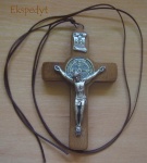 Krzyżyk  ze św. Benedyktem, drewniany na rzemyku