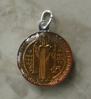 Medalik św. Benedykta oblany żywicą